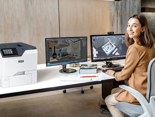 Donna in un ufficio accanto alla stampante Xerox® VersaLink® C620