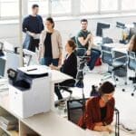 Un gruppo di professionisti che collaborano in ufficio, utilizzando computer e la stampante multifunzione Xerox® VersaLink® B625 per i loro compiti. Un gruppo di professionisti che collaborano in ufficio, utilizzando computer e la stampante multifunzione Xerox® VersaLink® B625 per i loro compiti.