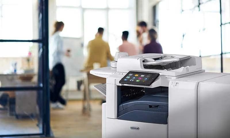 Stampante multifunzione Xerox® AltaLink in un ufficio Stampante multifunzione Xerox® AltaLink in un ufficio