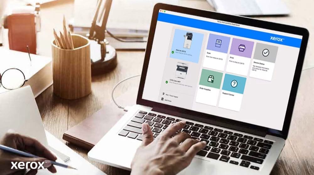 Esperienza di stampa e scansione Xerox®: controllo intuitivo Le mani di una persona sono sulla tastiera di un computer portatile e sullo schermo viene visualizzata l'interfaccia Xerox Print and Scan Experience con opzioni quali Scansione, Stampa, Stato del dispositivo, Ordina materiali di consumo e Centro assistenza, a dimostrazione di un controllo intuitivo.