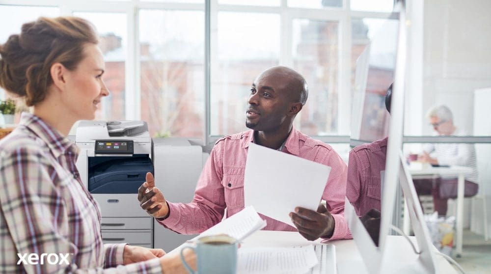 Xerox® Workplace Cloud e Suite: gestione centralizzata della flotta Sono raffigurate le mani di una persona che digita sulla tastiera di un computer portatile, con un'icona luminosa a forma di nuvola e connessioni di rete sovrapposte all'immagine, a simboleggiare la connettività cloud e i flussi di lavoro digitali.