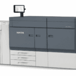 Pressa di produzione Xerox® Proficio™ PX500 Pressa di produzione Xerox® Proficio™ PX500 vista laterale e schermo